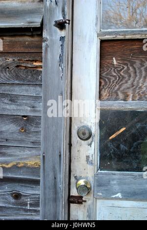 La vecchia porta di legno con sostituzione riquadro della finestra. Foto Stock