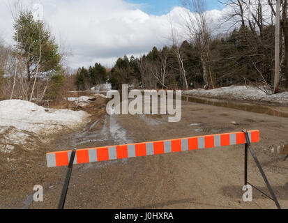 Strada chiusa a causa di inondazioni a molla Foto Stock