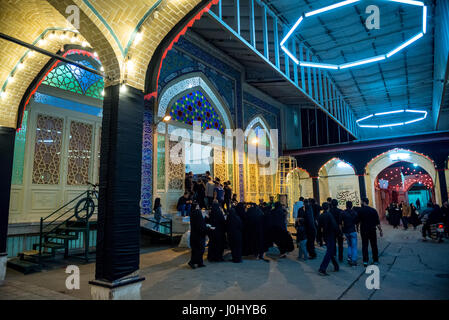 Persone di fronte alla moschea prima di sera pregare sulla città vecchia di Kashan città, capitale della contea di Kashan dell'Iran Foto Stock