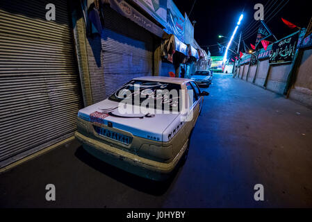 Simboli collegati con l Imam Husayn ibn Ali dipinte ona un auto a Kashan città, capitale della contea di Kashan dell'Iran Foto Stock