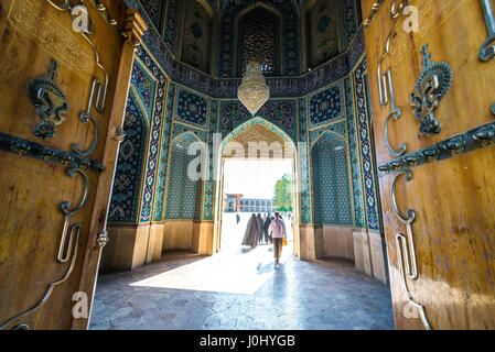 Grande cancello di legno in moschea e Mausoleo di Shah Cheragh di Shiraz, la capitale della provincia di far in Iran Foto Stock