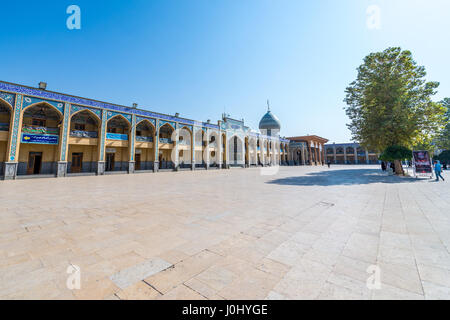 Cortile della moschea e Mausoleo di Shah Cheragh di Shiraz, la capitale della provincia di far in Iran Foto Stock