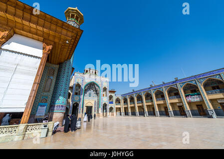 Cortile della moschea e Mausoleo di Shah Cheragh di Shiraz, la capitale della provincia di far in Iran Foto Stock