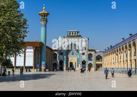 Gateway di grandi dimensioni della moschea e Mausoleo di Shah Cheragh di Shiraz, la capitale della provincia di far in Iran Foto Stock