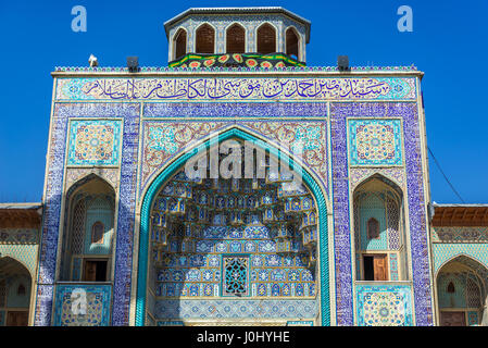 Gateway di grandi dimensioni della moschea e Mausoleo di Shah Cheragh di Shiraz, la capitale della provincia di far in Iran Foto Stock