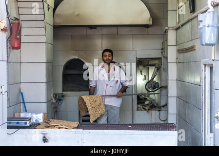 Baker uomo nel tradizionale panificio prodotte focacce di Shiraz, la capitale della provincia di far in Iran Foto Stock