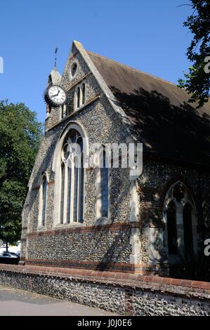 Chiesa della Santa Trinità, Stevenage Hertfordshire, è stato costruito di pietra focaia e mattoni in 1861 in una zona che una volta incluso un laghetto. Foto Stock