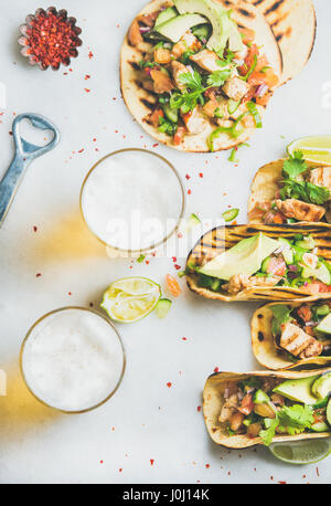 Sana tortilla di mais con pollo e verdure e birra in bicchieri Foto Stock