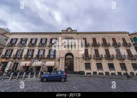 Palazzo Platamone (chiamato anche Palazzo orologio) edificio sulla piazza di Archimede (Piazza Archimede) sull'isola di Ortigia, Siracusa città, Sicilia, Italia Foto Stock