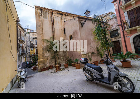 Piccolo cortile su l'isola di Ortigia, la parte storica di Siracusa città, angolo sud-est dell'isola di Sicilia, Italia Foto Stock