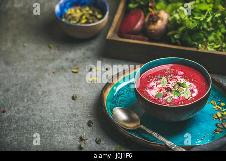 Molla di zuppa di barbabietole con la menta, chia, lino e i semi di zucca Foto Stock