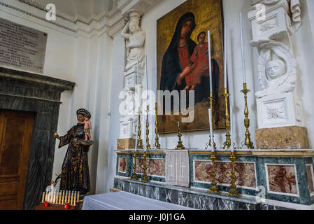 Altare laterale della chiesa di San Filippo Apostolo (Chiesa di San Filippo Apostolo) sull'isola di Ortigia, la parte storica di Siracusa, Sicilia Isola, Italia Foto Stock