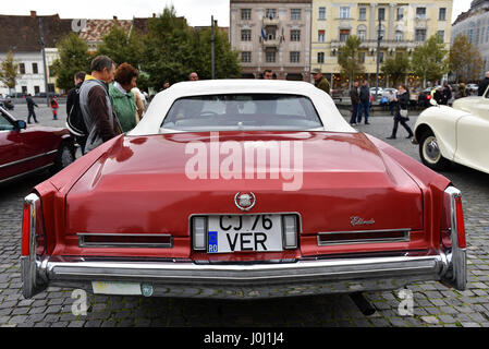 A Cluj Napoca, Romania - 15 ottobre 2016: Cadillac Eldorado e altre vetture vintage esposte durante l'retrò Mobile Sfilata Autunno nella città di Cluj Foto Stock