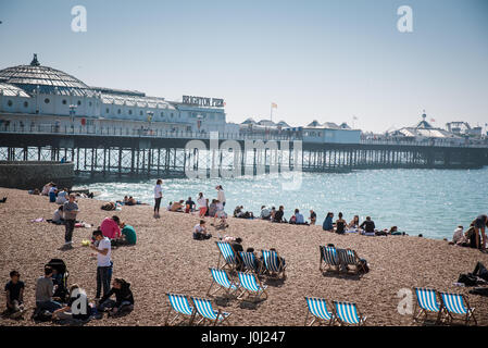 Aprile 9 2017, Brighton, Regno Unito. Le persone godono di una giornata di sole in spiaggia di Brighton Foto Stock