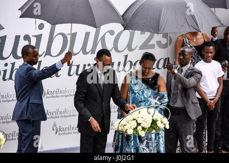 Il Ruanda, Kigali, su 2017/04/07: cerimonie ufficiali per la ventitreesima commemorazione del genocidio del 1994 tra hutu e tutsi, 'Kwibuka 23'. 23 anni dopo il 1994 abbattimenti di massa di Tutsi durante il quale 800000 persone furono massacrati, il popolo ruandese si sono riuniti per onorare la memoria delle vittime Foto Stock