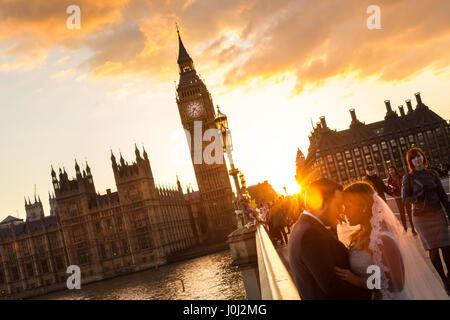 Scena di strada di persone casualmente sul Westminster Bridge in sunset, Londra, Regno Unito. Foto Stock