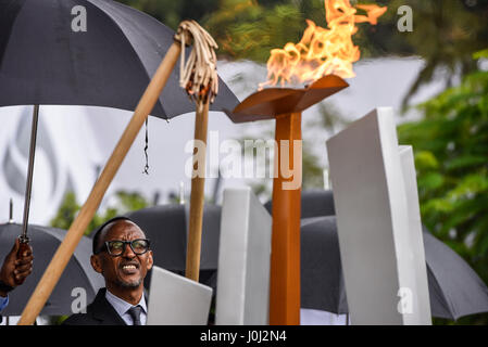 Il Ruanda, Kigali, su 2017/04/07: cerimonie ufficiali per la ventitreesima commemorazione del genocidio del 1994 tra hutu e tutsi, 'Kwibuka 23'. 23 anni dopo il 1994 abbattimenti di massa di Tutsi durante il quale 800000 persone furono massacrati, il popolo ruandese si sono riuniti per onorare la memoria delle vittime Foto Stock