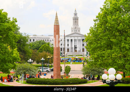 Denver, Stati Uniti d'America - 25 Maggio 2016: vista dal Colorado State Capitol verso la città e la contea di costruzione di Denver, davanti l'obelisco di Colorado Foto Stock