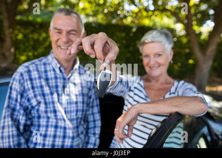 Ritratto di coppia senior che mostra le chiavi dell'auto Foto Stock