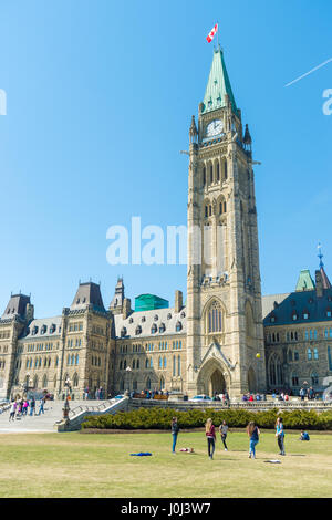 Ottawa, Canada - 15 Aprile 2016: persone divertirsi nella parte anteriore del parlamento canadese blocco centrale. Foto Stock