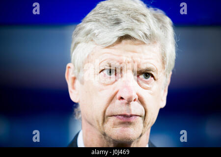 Arsène Wenger orologi il suo lato prendere su QPR a Loftus Road a Marzo 4, 2015. Foto Stock