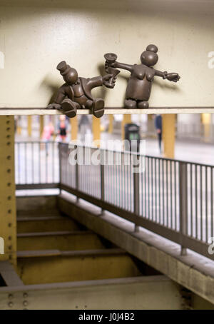 Arte pubblica sculture, parte della vita metropolitana serie, in occasione della quattordicesima Street Subway Station a Manhattan, New York City. Foto Stock