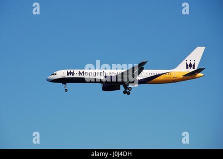 La Monarch Airlines Boeing 757-277, G-DAJB scendendo a terra sull'isola greca di Skiathos il 21 settembre 2012. Foto Stock