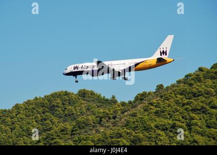 La Monarch Airlines Boeing 757-277, G-DAJB scendendo a terra sull'isola greca di Skiathos il 21 settembre 2012. Foto Stock