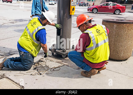 I dipendenti di Cleveland Public Power esecuzione di riparazioni su un angolo di strada nel centro di Cleveland, Ohio, 11 aprile 2017 Foto Stock