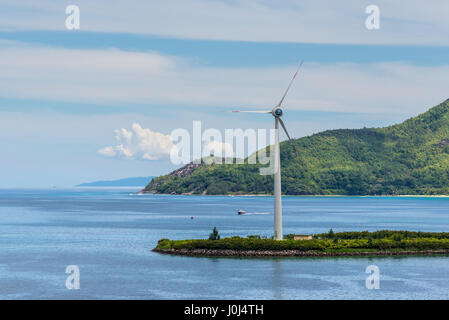Victoria, Isola di Mahe, Seychelles - 17 dicembre 2015: le turbine eoliche che producono energia elettrica pulita nel Porto Victoria, Isola di Mahe, Seychelles. Foto Stock