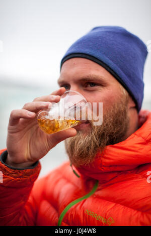 Bere Whiskey con 4000 anni di ghiaccio del ghiacciaio vicino a Barentsburg Svalbard Norvegia Foto Stock