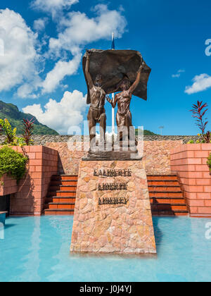 Victoria, Mahe, Seychelles - Dicembre 16, 2015: Progettato e realizzato dallo scultore Tom Bowers, il Monumento della Libertà commemora l'indipendenza dalla Gran Bretagna Foto Stock