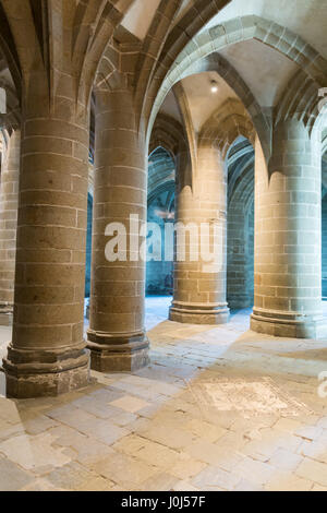 Cripte di pietra spesse sotto il transetto della chiesa dell'abbazia di Mont-Saint-Michel in Normandia nel dipartimento della Manica, Francia. Foto Stock