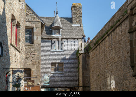 Vista del villaggio Mont-Saint-Michel. Il villaggio è su un'isola di marea che si trova a circa un chilometro dalla costa in Normandia. Francia. Foto Stock