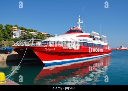 Hellenic Seaways traghetto catamarano Flying Cat 5 ormeggiata al porto di Patitiri sull'isola greca di Alonissos il 27 settembre 2012. Foto Stock