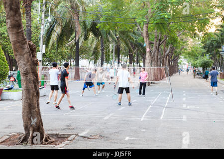 La città di Ho Chi Minh (Saigon), Vietnam - il 8 marzo 2017: la gente a prendere vantaggio della temperatura fresca al mattino e fare diversi tipi di esercizi Foto Stock