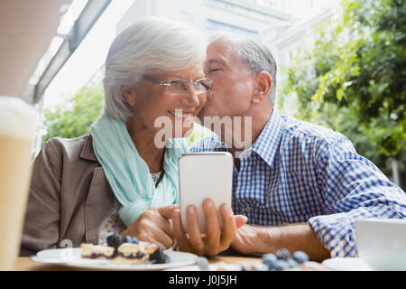 Senior baciare uomo donna in outdoor cafÃƒÂ© Foto Stock