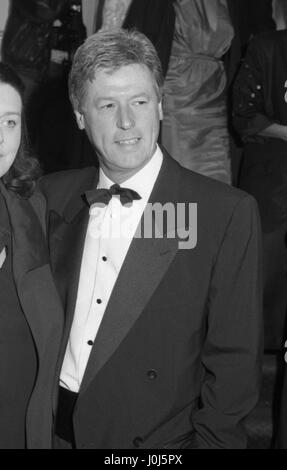 John Craven, televisione britannica presenter e broadcaster, assiste ad una cerimonia di premiazione a Londra in Inghilterra il 18 ottobre 1990. Foto Stock