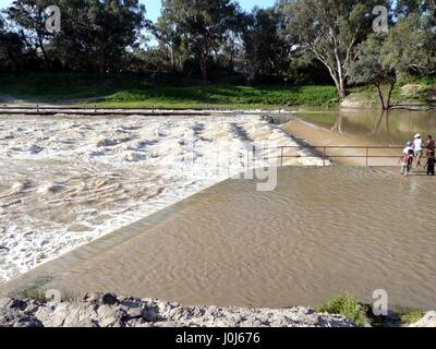 Weir al fianco di una serratura Foto Stock