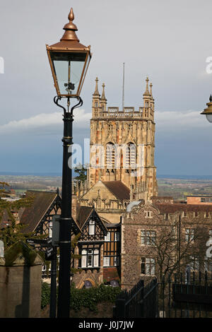 Malvern Priory chiesa in Worcestershire dalla banca di Rose Gardens Foto Stock