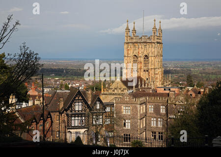 Malvern Priory chiesa in Worcestershire dalla banca di Rose Gardens Foto Stock