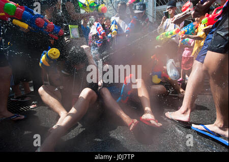 Bangkok, Tailandia. Xiii Apr, 2017. 13 Aprile, 2017. Festaioli reagisce durante l'acqua a una lotta a Songkran festival celebrazioni in Bangkok, Tailandia. Credito: Anusak Laowilas/Pacific Press/Alamy Live News Foto Stock