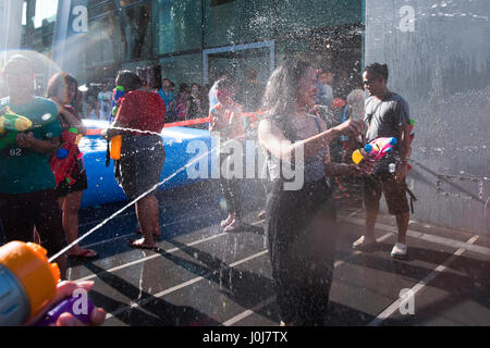 Bangkok, Tailandia. Xiii Apr, 2017. 13 Aprile, 2017. Festaioli reagisce durante l'acqua a una lotta a Songkran festival celebrazioni in Bangkok, Tailandia. Credito: Anusak Laowilas/Pacific Press/Alamy Live News Foto Stock