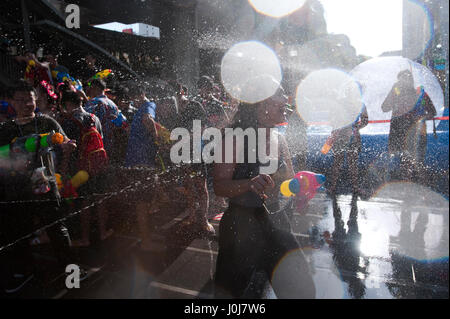 Bangkok, Tailandia. Xiii Apr, 2017. 13 Aprile, 2017. Festaioli reagisce durante l'acqua a una lotta a Songkran festival celebrazioni in Bangkok, Tailandia. Credito: Anusak Laowilas/Pacific Press/Alamy Live News Foto Stock