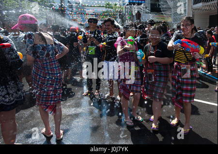 Bangkok, Tailandia. Xiii Apr, 2017. 13 Aprile, 2017. Festaioli reagisce durante l'acqua a una lotta a Songkran festival celebrazioni in Bangkok, Tailandia. Credito: Anusak Laowilas/Pacific Press/Alamy Live News Foto Stock