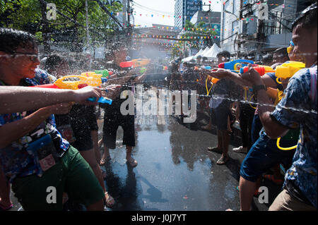 Bangkok, Tailandia. Xiii Apr, 2017. 13 Aprile, 2017. Festaioli reagisce durante l'acqua a una lotta a Songkran festival celebrazioni in Bangkok, Tailandia. Credito: Anusak Laowilas/Pacific Press/Alamy Live News Foto Stock