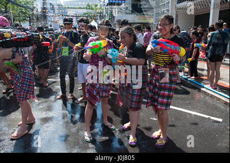 Bangkok, Tailandia. Xiii Apr, 2017. 13 Aprile, 2017. Festaioli reagisce durante l'acqua a una lotta a Songkran festival celebrazioni in Bangkok, Tailandia. Credito: Anusak Laowilas/Pacific Press/Alamy Live News Foto Stock