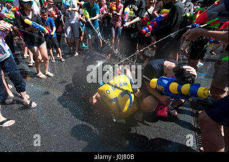 Bangkok, Tailandia. Xiii Apr, 2017. 13 Aprile, 2017. Festaioli reagisce durante l'acqua a una lotta a Songkran festival celebrazioni in Bangkok, Tailandia. Credito: Anusak Laowilas/Pacific Press/Alamy Live News Foto Stock