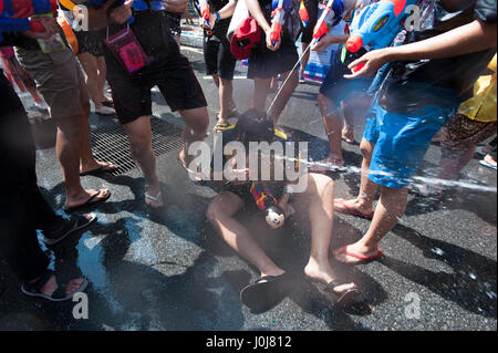 Bangkok, Tailandia. Xiii Apr, 2017. 13 Aprile, 2017. Festaioli reagisce durante l'acqua a una lotta a Songkran festival celebrazioni in Bangkok, Tailandia. Credito: Anusak Laowilas/Pacific Press/Alamy Live News Foto Stock