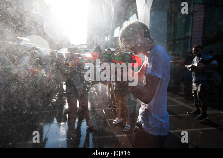 Bangkok, Tailandia. Xiii Apr, 2017. 13 Aprile, 2017. Festaioli reagisce durante l'acqua a una lotta a Songkran festival celebrazioni in Bangkok, Tailandia. Credito: Anusak Laowilas/Pacific Press/Alamy Live News Foto Stock